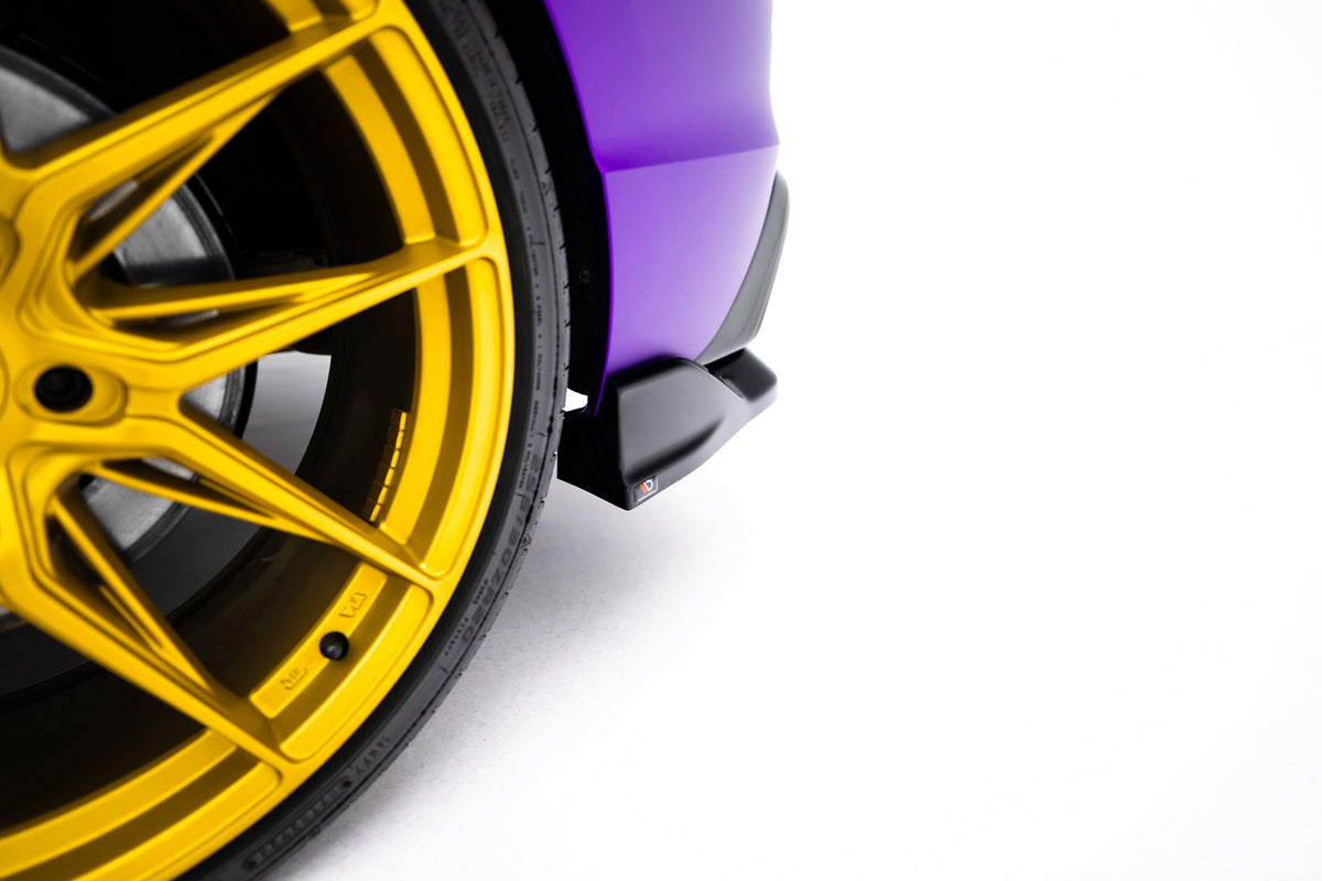 Bakre diffuser V.1 til VW Golf 8 R Facelift sett rett bakfra med baklykter synlig