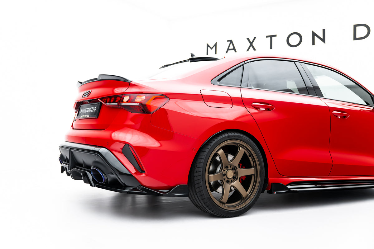 Nærbilde av diffuser V.2 for Audi RS3 8Y Facelift med aggressive luftkanaler og sporty design