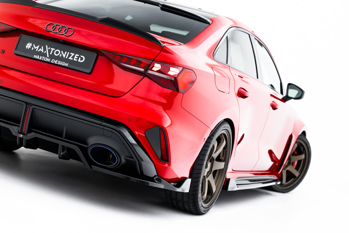 Audi RS3 Sedan 8Y Facelift med V.2 diffuser sett bakfra som fremhever eksosutskjæringene