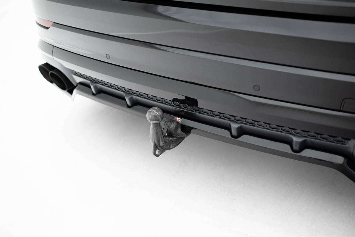 Audi Q8 S-Line med montert diffuser V.2 i sort finish