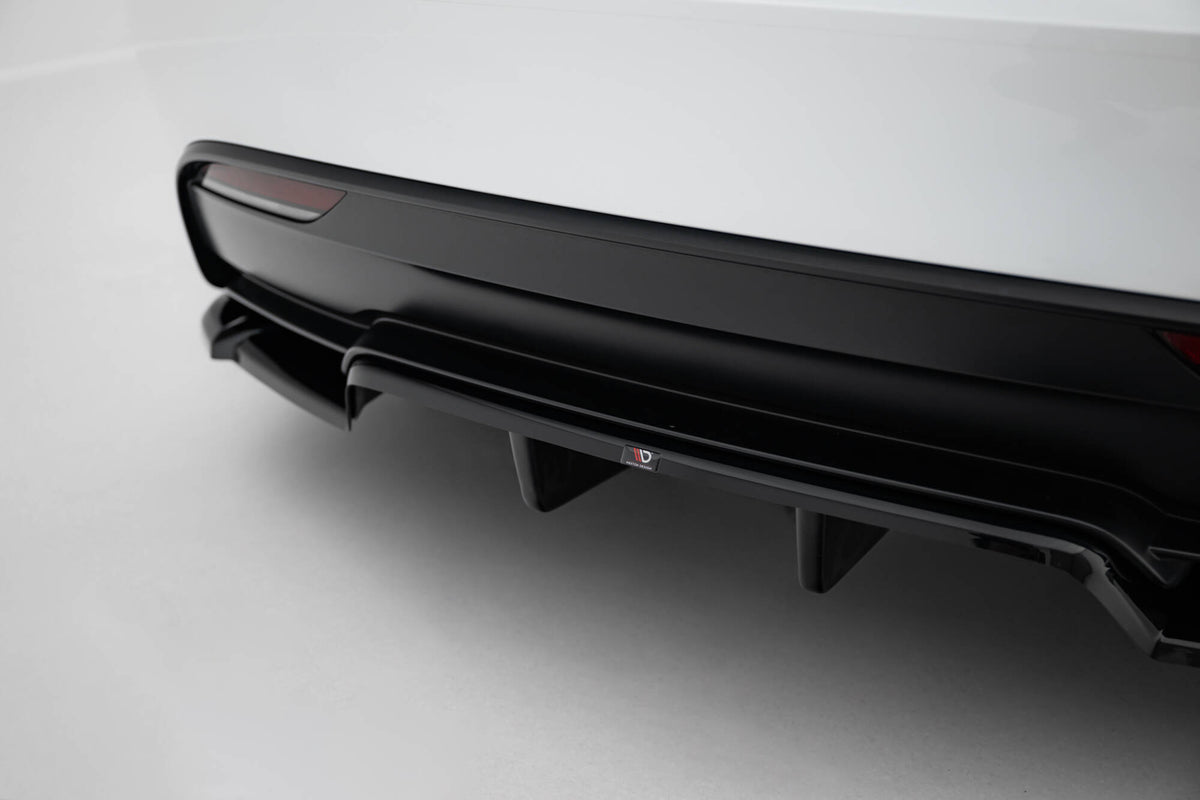 Tesla Model 3 Performance MK1 Facelift med V.2-diffuser fotografert fra lavt perspektiv under støtfangeren