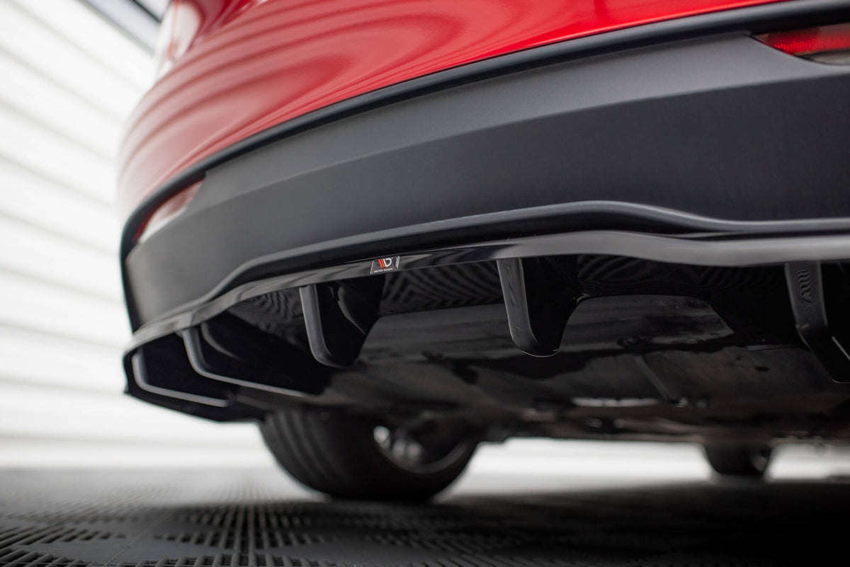 Tesla Model 3 Project Highland med V.2 diffuser, visning fra skrå vinkel under bakstøtfanger