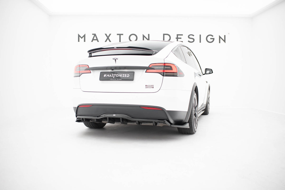 Bakre splitter for Tesla Model X Mk1 Facelift montert på bil, skrå vinkel