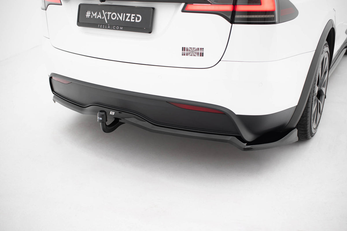 Diffuser V.2 til Tesla Model X Facelift sett bakfra med vertikale stenger