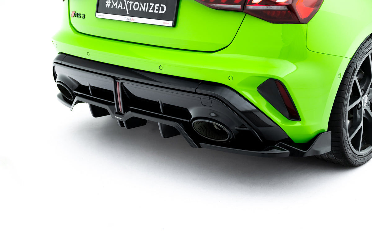 Nærbilde av vertikale ribber på baksplitter til Audi RS3 Sportback 8Y