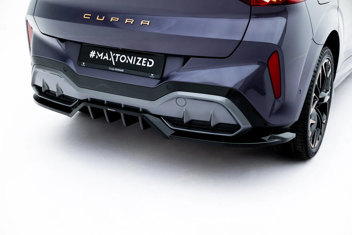 Detaljbilde av Gloss Black overflate på baksplitter til Cupra Terramar Mk1