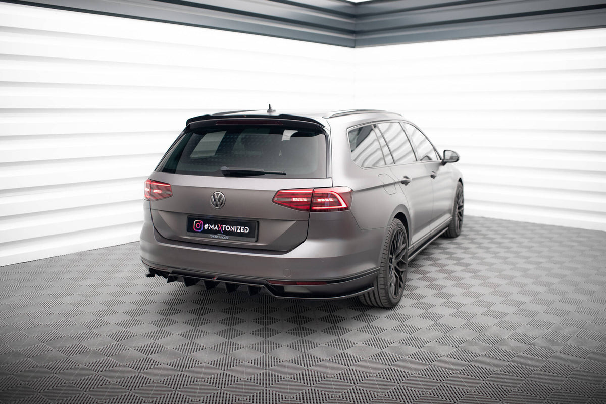 Bakre splitter til VW Passat B8 R-Line montert på bil, skrå vinkel