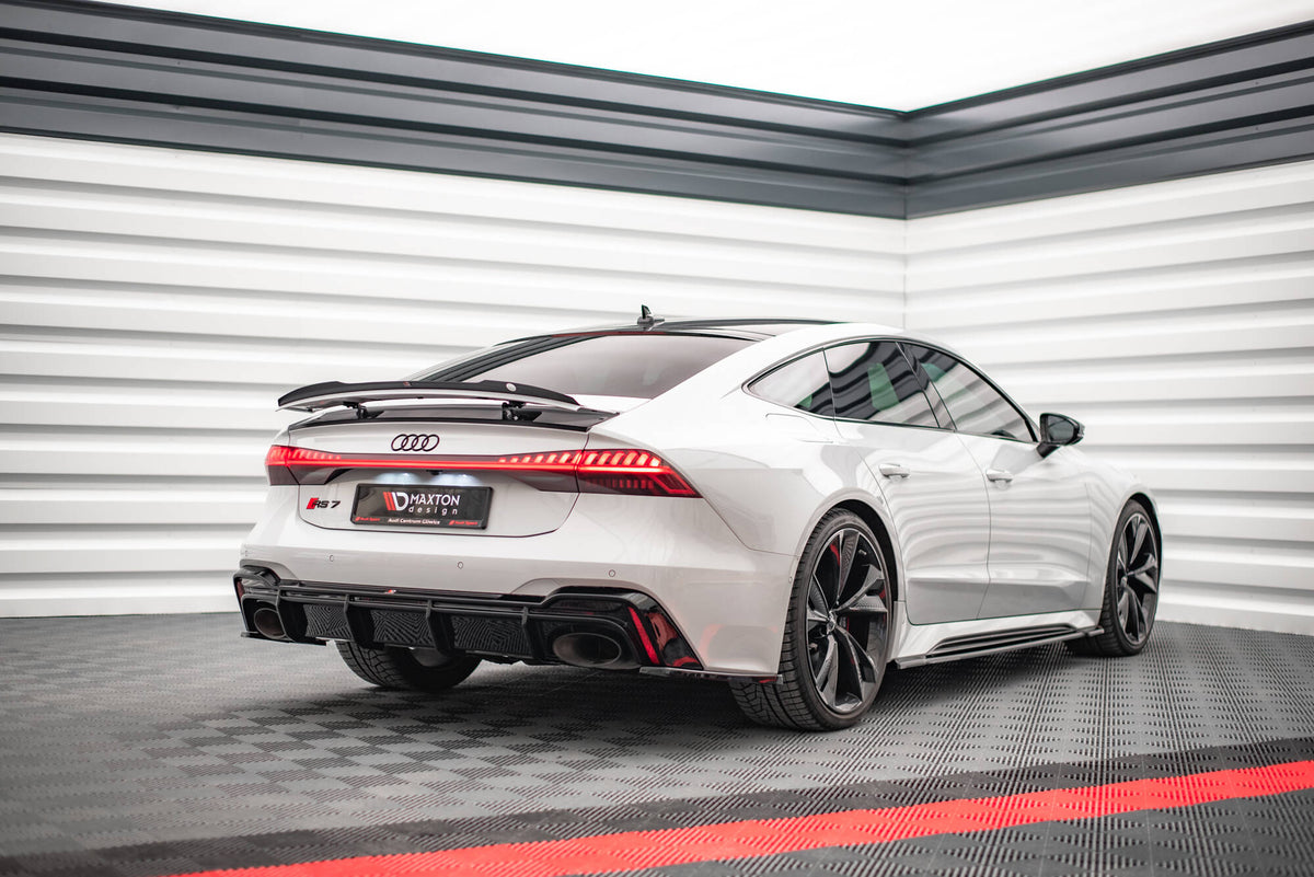 Nærbilde av diffuser til Audi RS7 C8 i blank sort finish