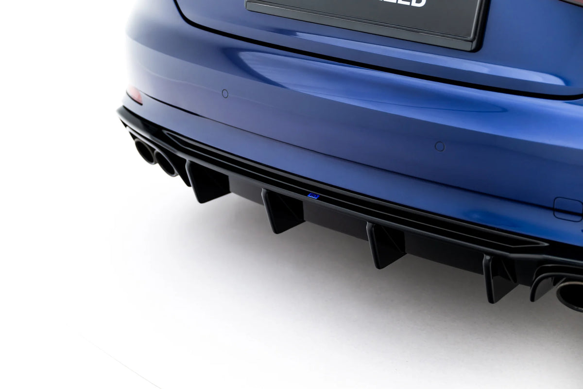 Detalj av Gloss Black overflate på diffuser til Audi S5 Coupe F5