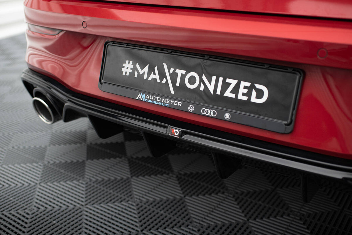 Diffuser + Eksosender til VW Golf 8 GTE / R-Line Facelift – nærbilde av overflatestruktur i sort ABS-plast