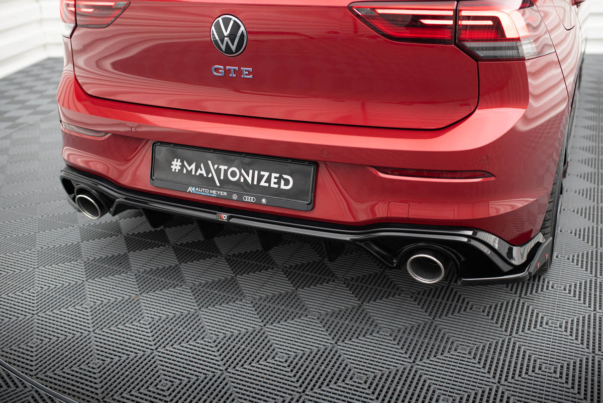 Diffuser + Eksosender for VW Golf 8 GTE / R-Line Facelift montert på bil med sportslig styling