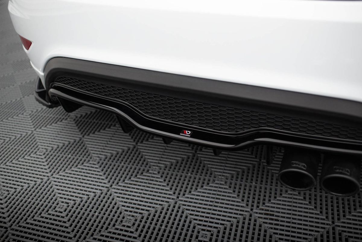 Diffuser for Ford Fiesta ST MK7 i nærbilde med strukturert svart overflate