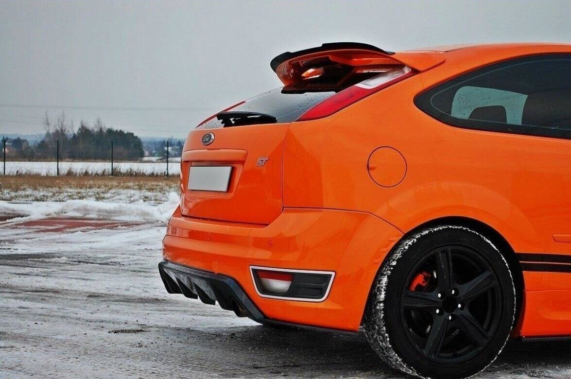 Bakre diffuser til Ford Focus ST MK2 i sort ABS-plast, sett bakfra