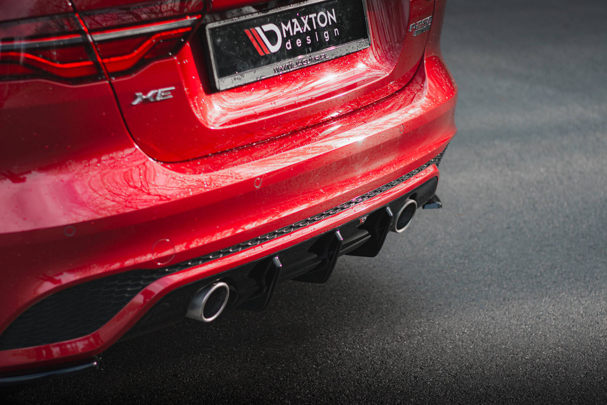 Bakvalance for Jaguar XE R-Dynamic montert på bil i nærbilde