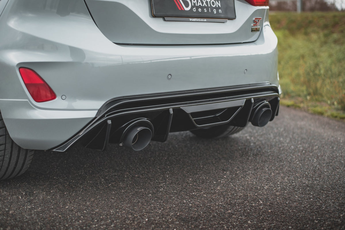 Ford Fiesta ST MK8 med komplett diffuser- og eksossett sett bakfra