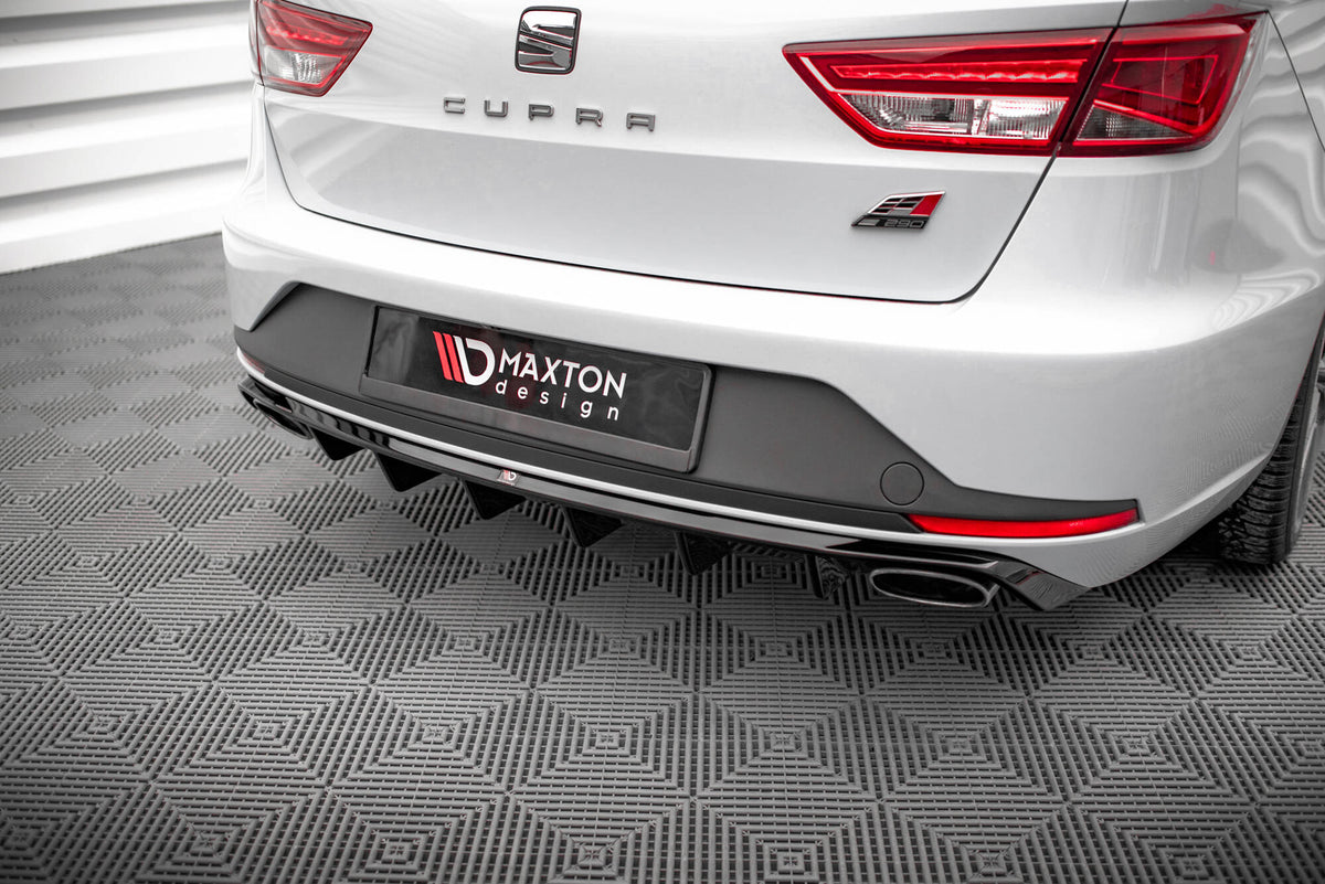 Diffuser til Seat Leon Cupra Sportstourer MK3, sett bakfra med strukturert svart overflate