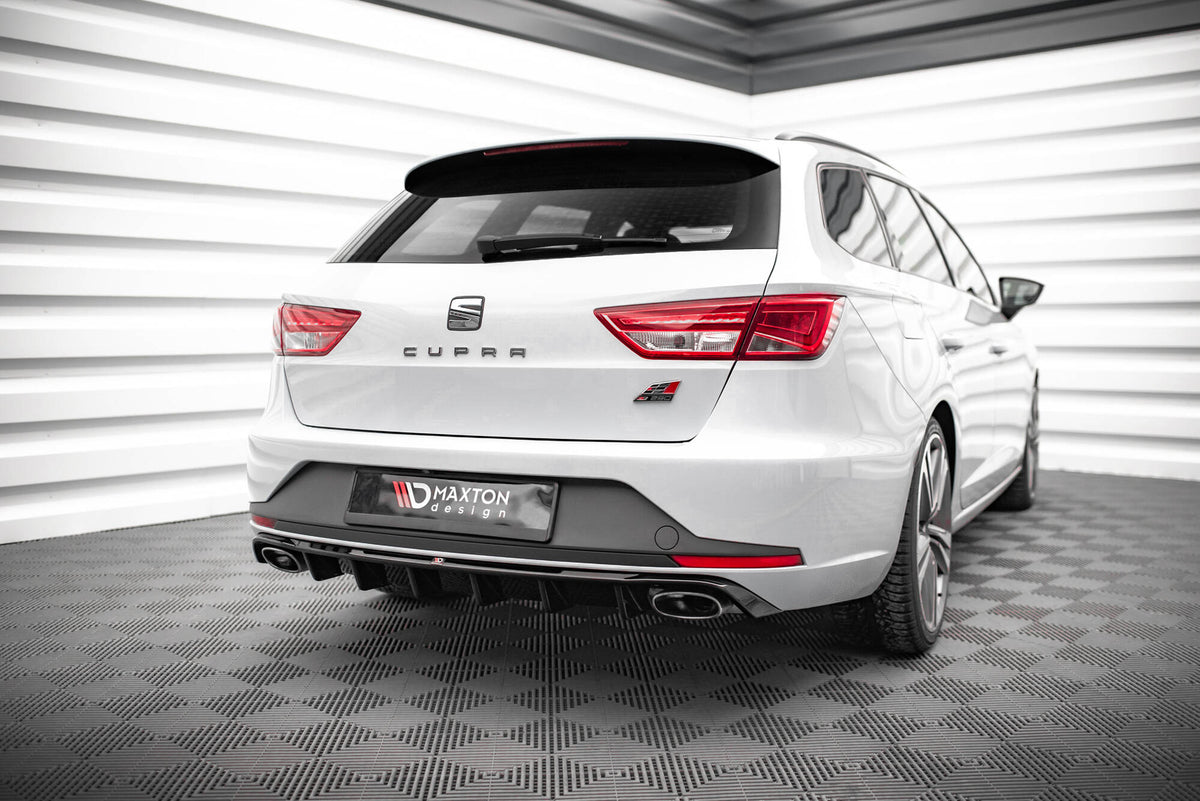 Maxton-diffuser montert på Seat Leon Cupra Sportstourer, skrå vinkel bakfra