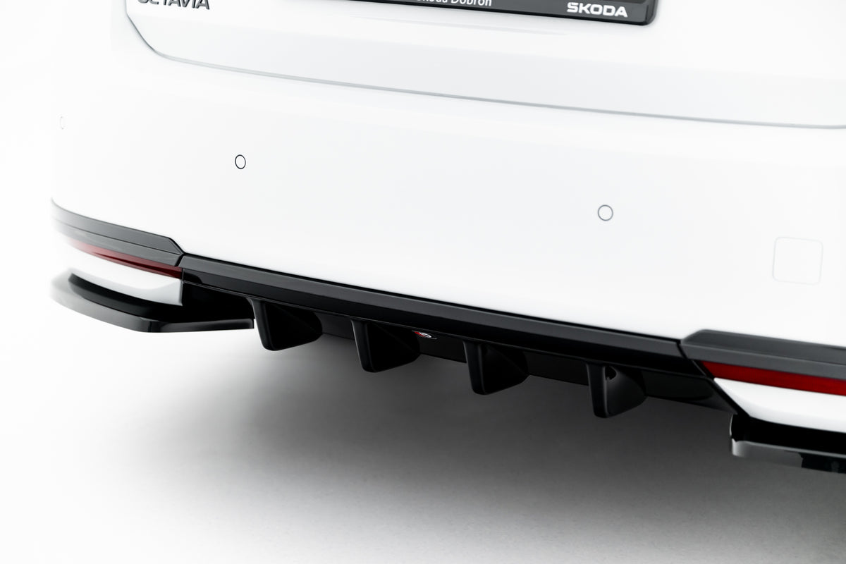 Maxton Design diffuser for Octavia MK4 Facelift fra skrå vinkel
