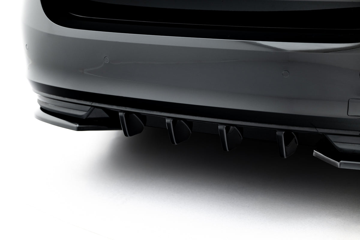 Nærbilde av Gloss Black-overflaten på diffuser til Skoda Superb Sportline Mk4
