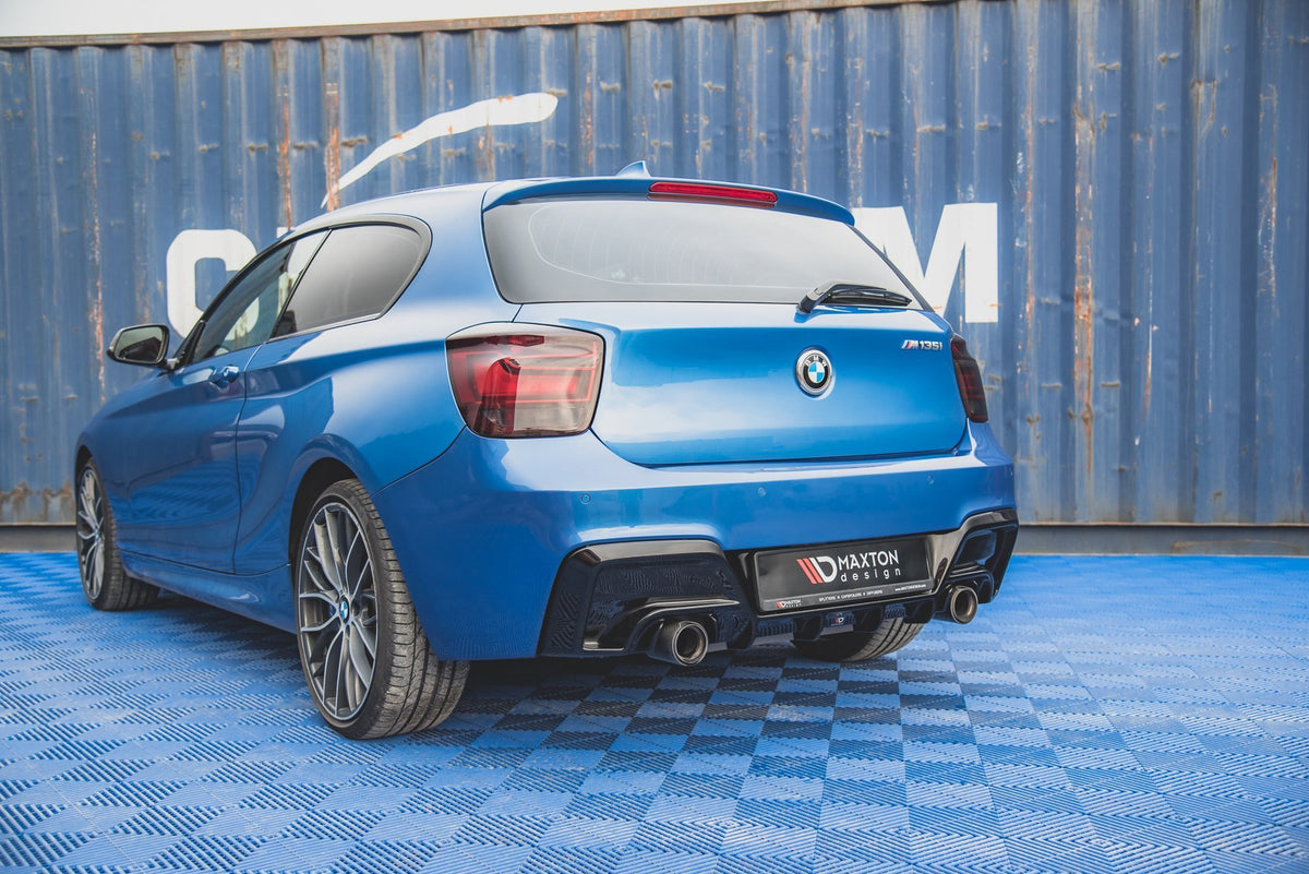 Nærbilde av diffuser V.1 for BMW M135i F20 med aggressive luftkanaler