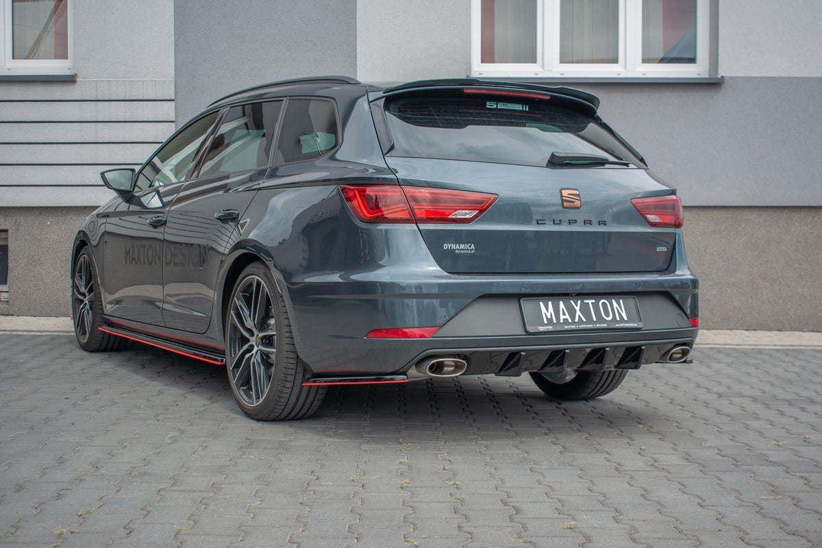 Bakvalance fra Maxton Design for Seat Leon Cupra Sportstourer i nærbilde