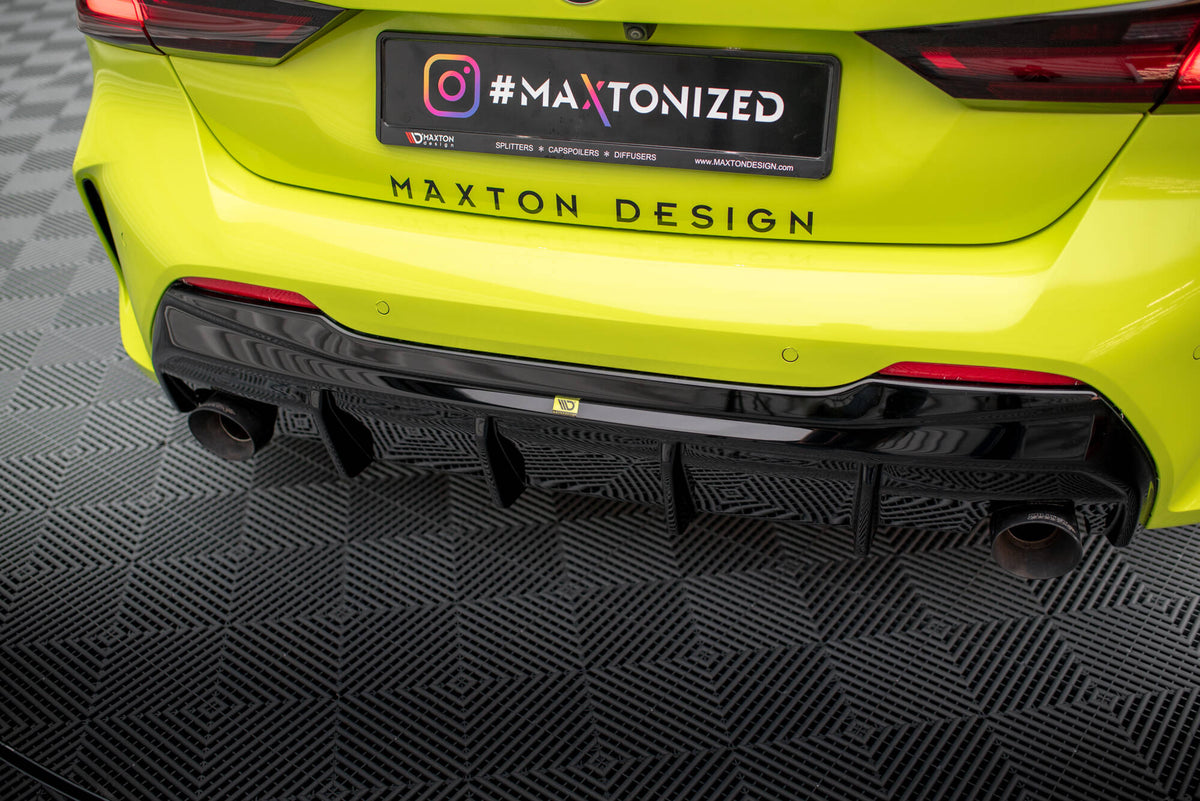 Diffuser V.3 med enkelt eksosutgang fra Maxton Design på BMW 1 F40 M-Pakke, sett bakfra
