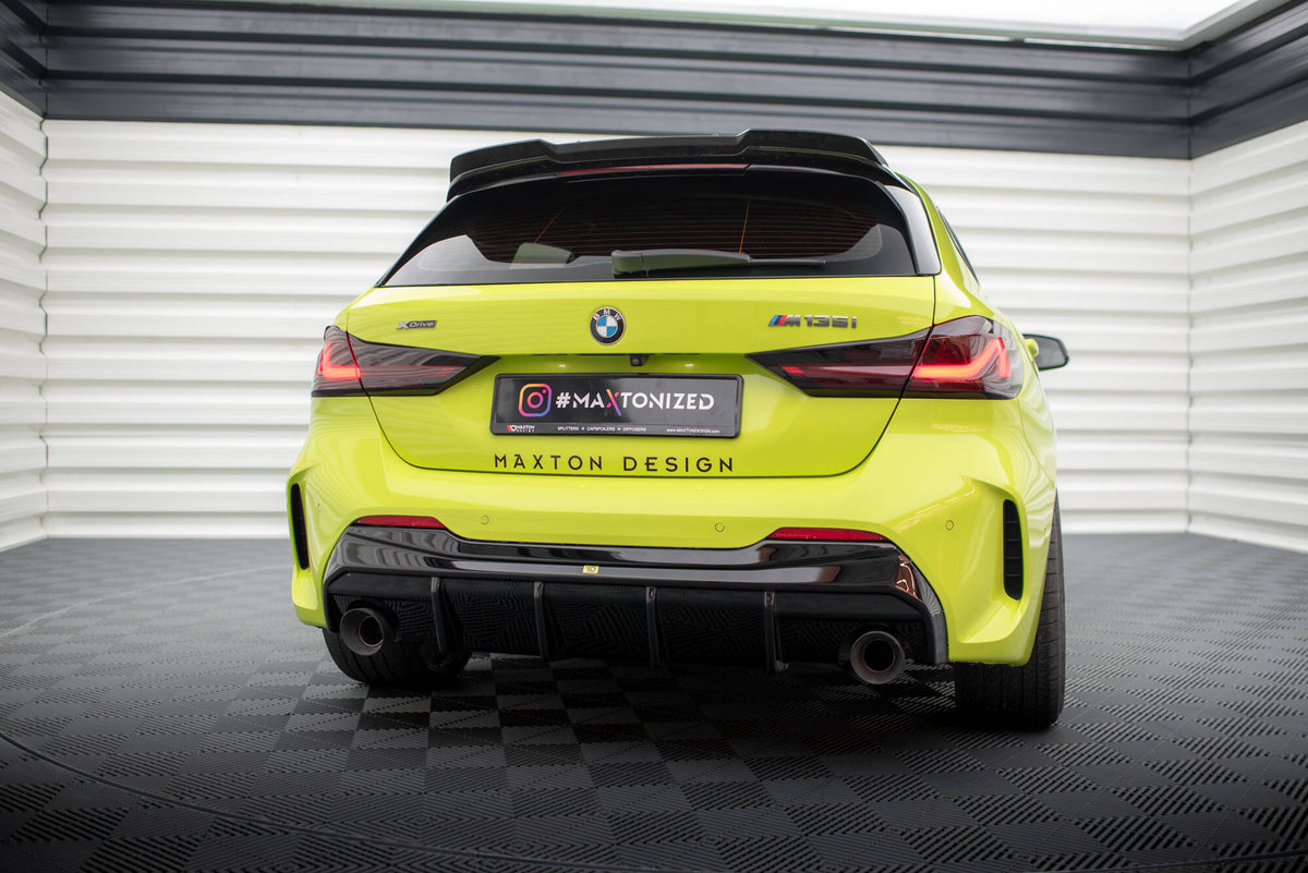 Bakre diffuser V.3 i ABS-plast på BMW F40 M135i, nærbilde av venstre eksosåpning