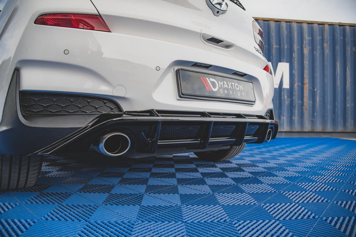 Hyundai i30 N MK3 Hatchback med Maxton diffuser V.3, skrå vinkel bakfra