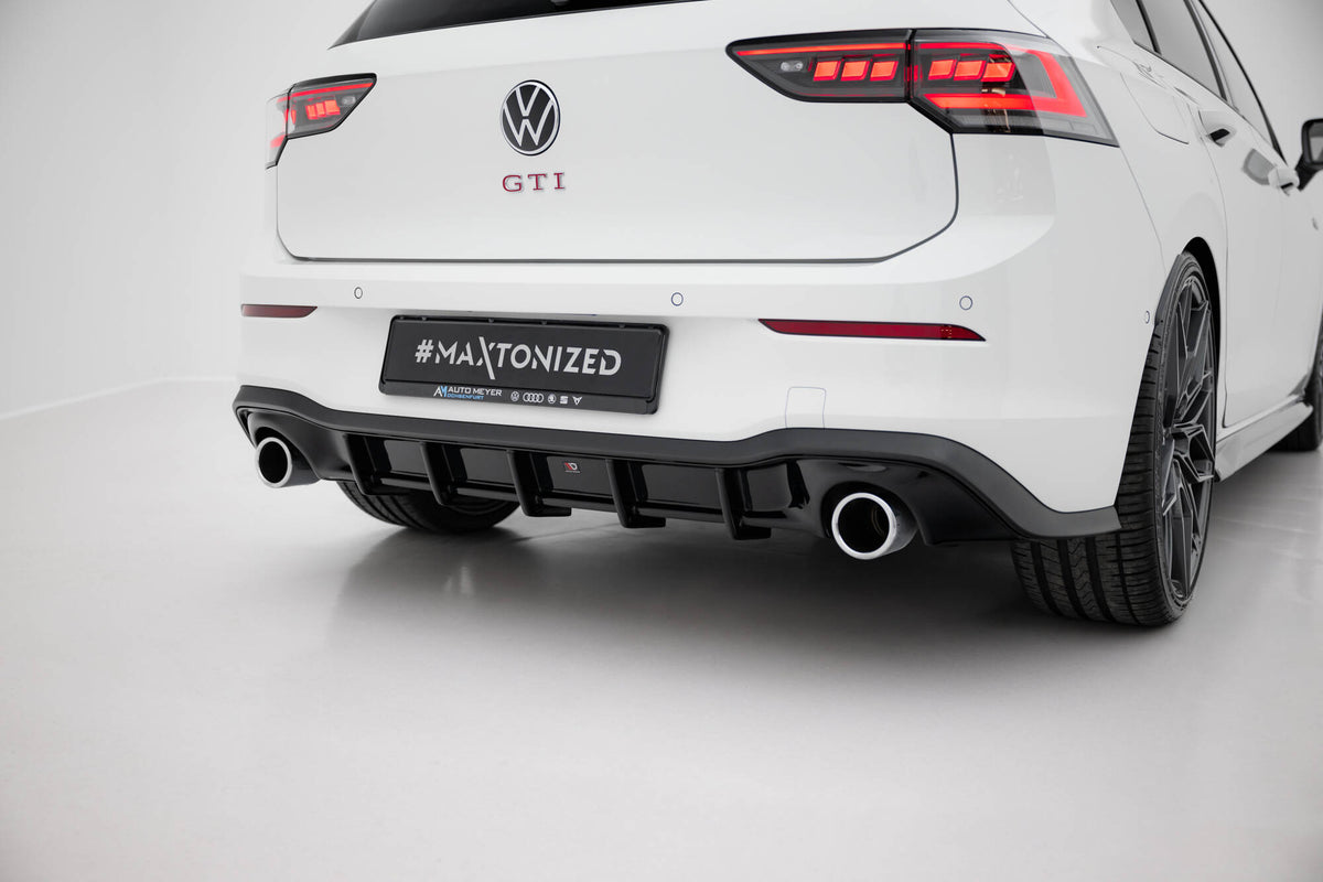 Diffuser V.3 for VW Golf 8 GTI montert på bil med sportslig styling