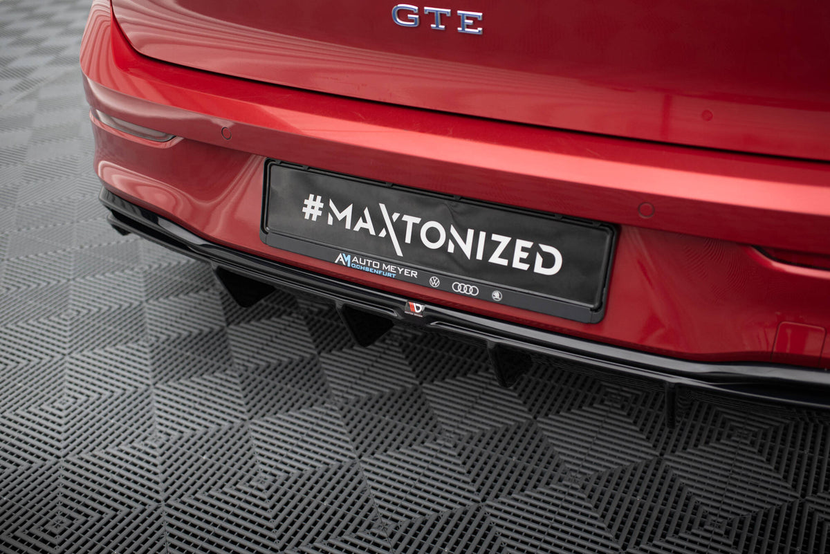Diffuserplate til VW Golf 8 GTE / R-Line Facelift – nærbilde av overflatestruktur i sort ABS-plast