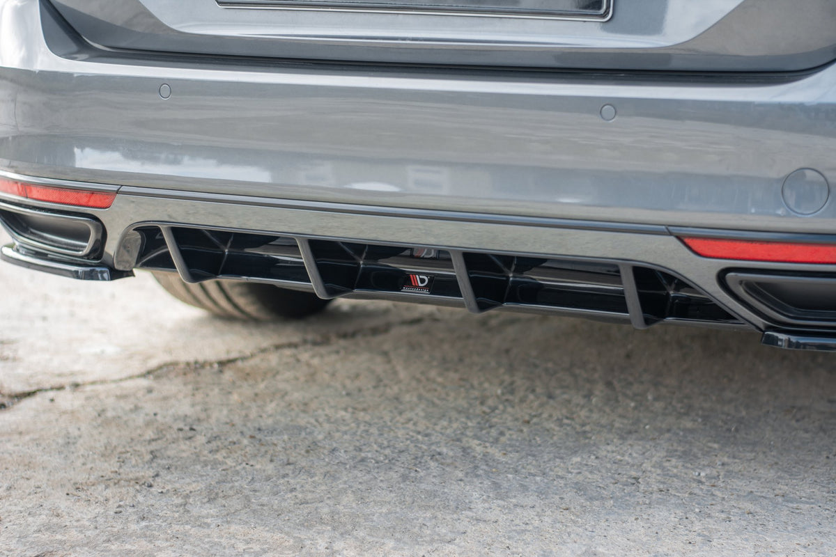 Maxton Design diffuser for Passat R-Line B8 vist i nærbilde