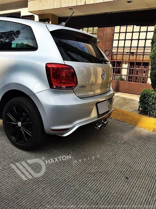 Nærbilde av glassfiberdiffuser til VW Polo GTI MK5 med overflatetekstur