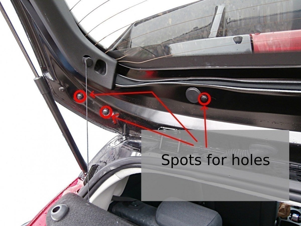 Glassfiberspoiler til Ford Fiesta MK7 vist med monteringsdetaljer