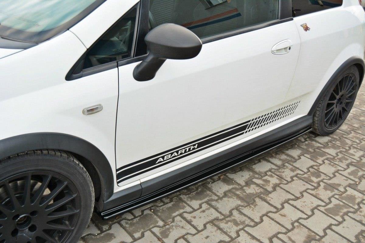Sideskjørt diffusorer til Fiat Grande Punto Abarth vist i skrå vinkel