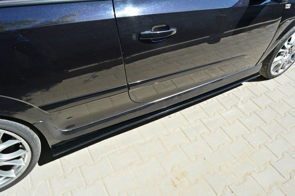 Sideskjørt diffusorer til Opel Astra H OPC/VXR sett ovenfra mot svart bakgrunn