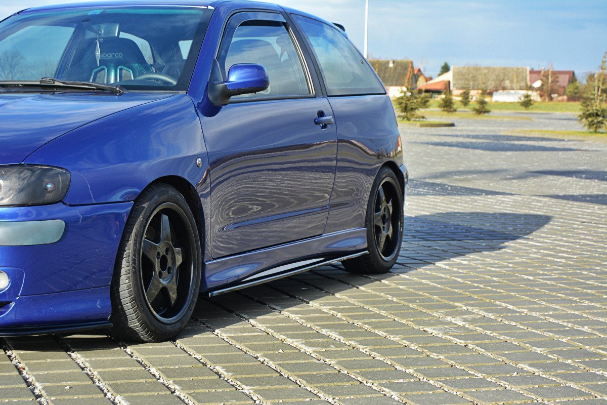 Maxton sideskjørt montert på Seat Ibiza Cupra, sidevinkel