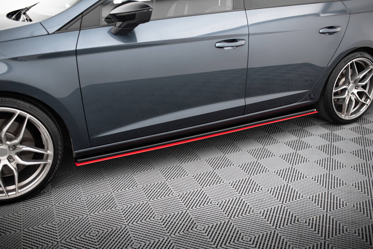 Sideskjørt diffusorer V.3 til Seat Leon MK3 Cupra vist ovenfra på sort bakgrunn