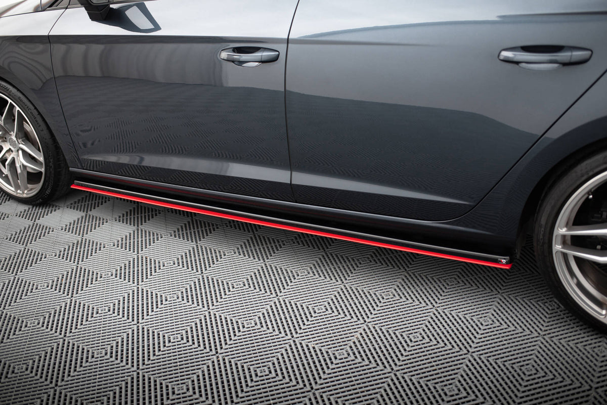 Nærbilde av sideskjørt diffuser V.3 i sort ABS-plast for Seat Leon MK3