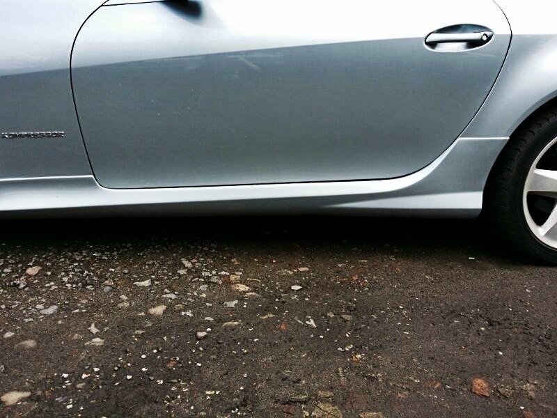 Par med sideskjørt for Mercedes SLK R171, sett ovenfra mot strukturert overflate
