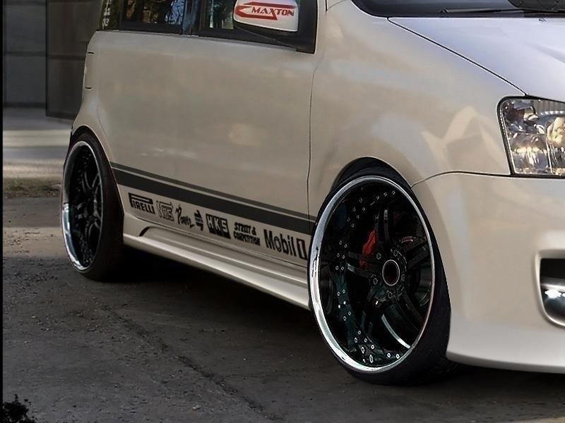Sideskjørt Racer fra Maxton Design for Fiat Panda, sett i skrå vinkel forfra