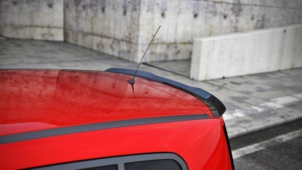 Maxton Design spoiler cap for Megane II i nærbilde av strukturert overflate
