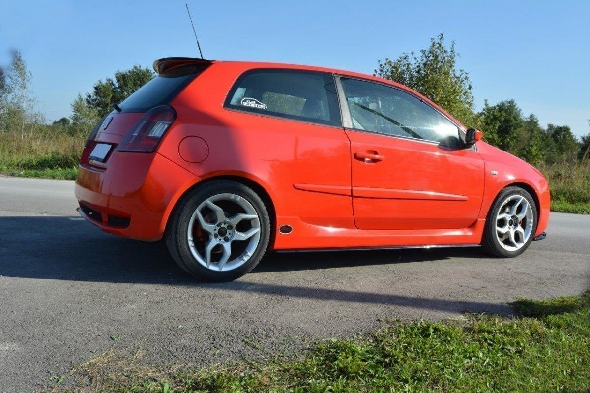 Maxton Design spoiler cap til Fiat Stilo fra skrå vinkel