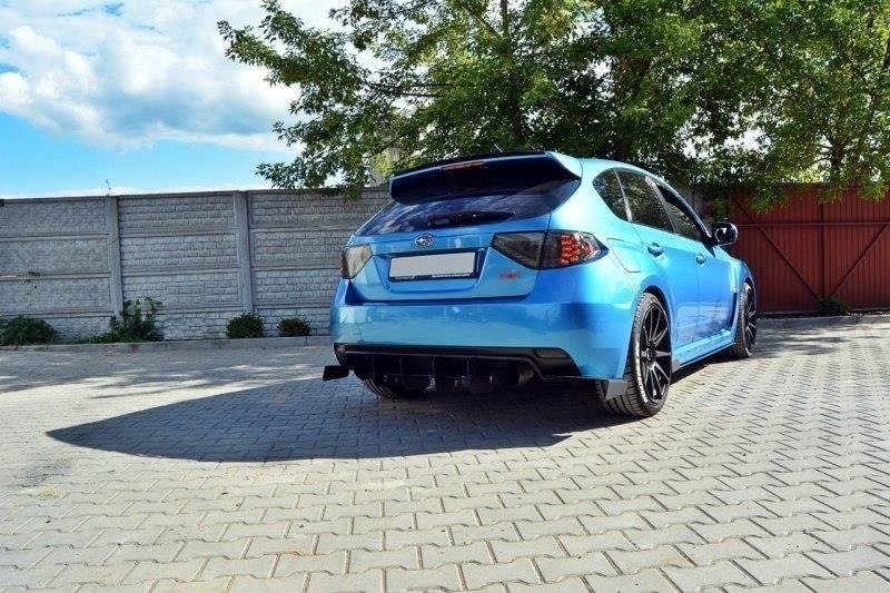 Spoiler cap til Impreza WRX STI vist fra skrå vinkel med synlig overflatestruktur