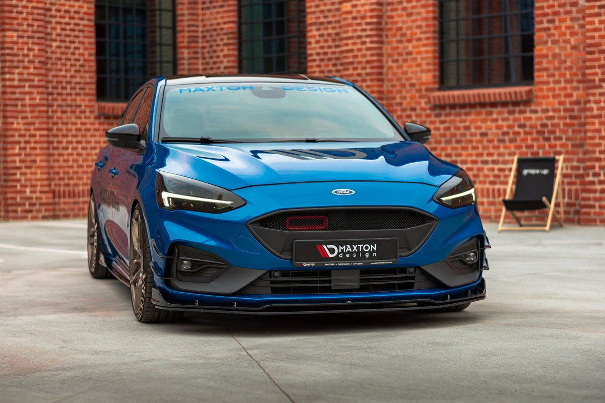 Frontsplittere til Ford Focus Mk4 ST-Line i matt sort ABS montert på frontfanger