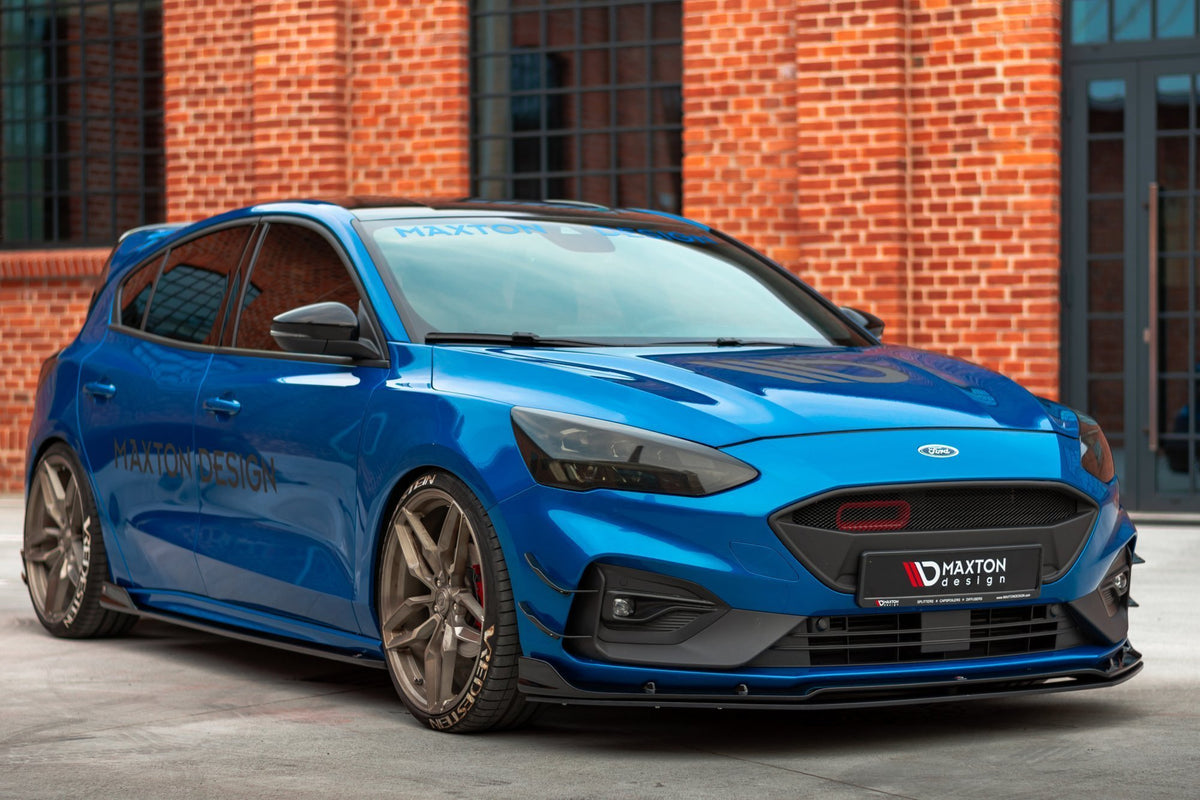 Nærbilde av CNC-bearbeidet frontsplitter til Ford Focus Mk4 ST