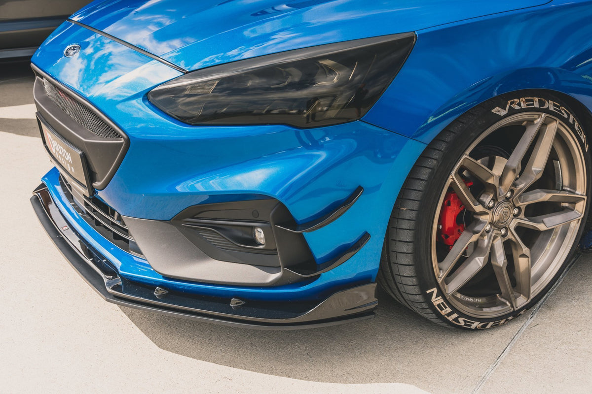 Frontsplittere Ford Focus Mk4 ST-Line montert på hatchback