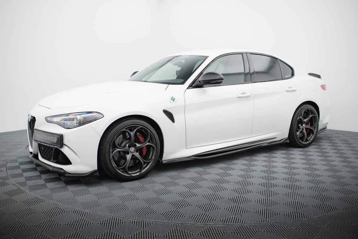 Splittersett for Alfa Romeo Giulia Quadrifoglio med alle fire komponenter lagt ut ovenfra