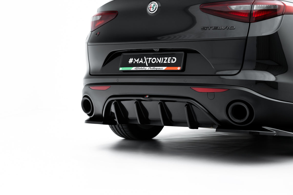 Bak valance og side splittere på Alfa Romeo Stelvio Mk1, sett skrått bakfra