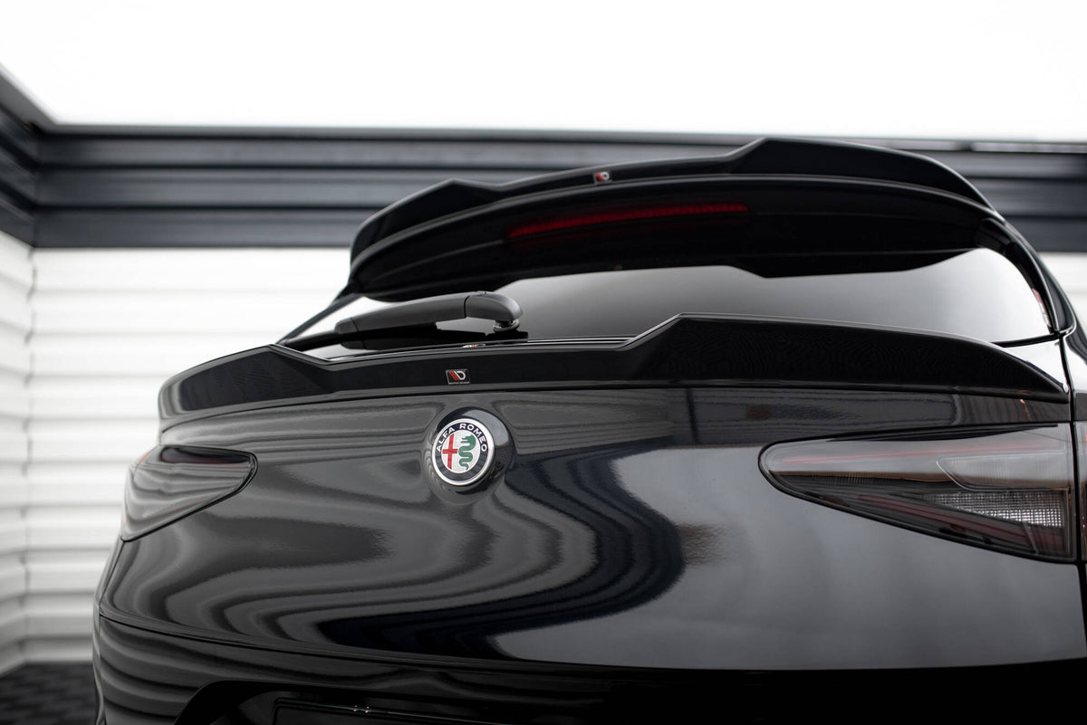 Bak splitter med vertikale stenger for Stelvio Quadrifoglio i nærbilde