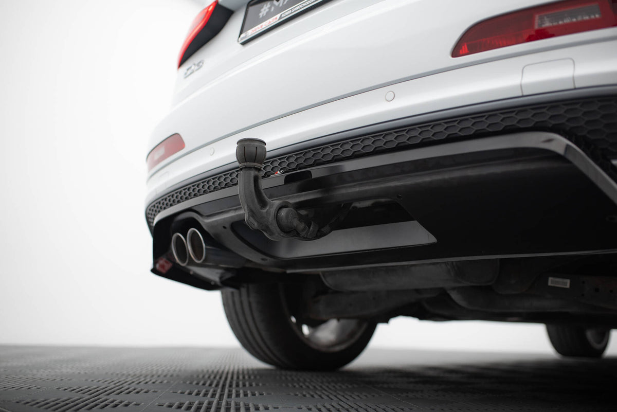 Front splitter for Audi Q3 S-Line 8U montert på støtfanger i sort finish